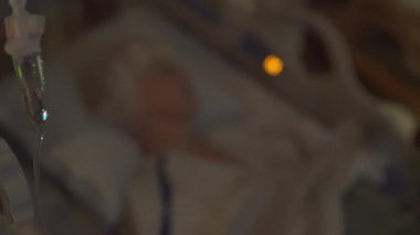 Hasta IV damla Dof atış arka planda uyur