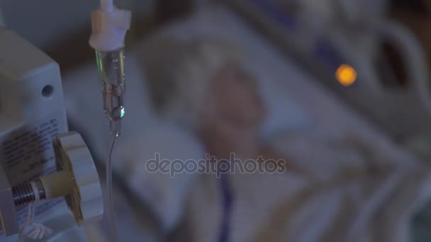 Несвідомий пацієнт спить на задньому плані IV краплі DOF — стокове відео