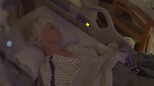 Seniorin schläft im Krankenhausbett — Stockvideo