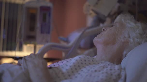 Sängkanten syn på äldre kvinna i sjukhus — Stockvideo
