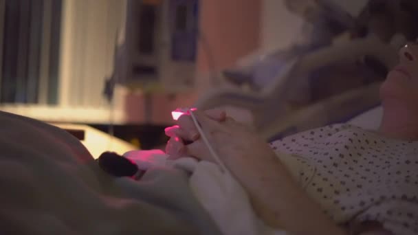 Przygnębiony rak pacjent siedzi w ciemnym pokoju — Wideo stockowe