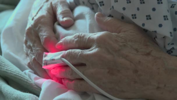 Detalle de una anciana hads en el hospital — Vídeos de Stock