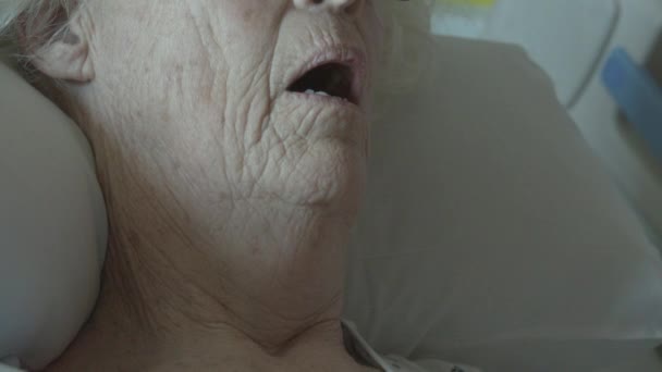 Sova eller döende kvinna i en sjukhussäng — Stockvideo