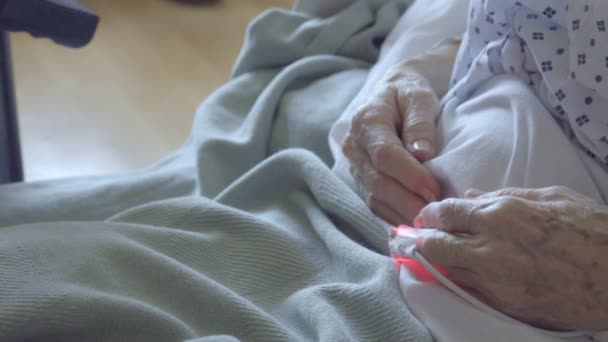 Pan de sommeil femmes âgées mains dans la facilité — Video