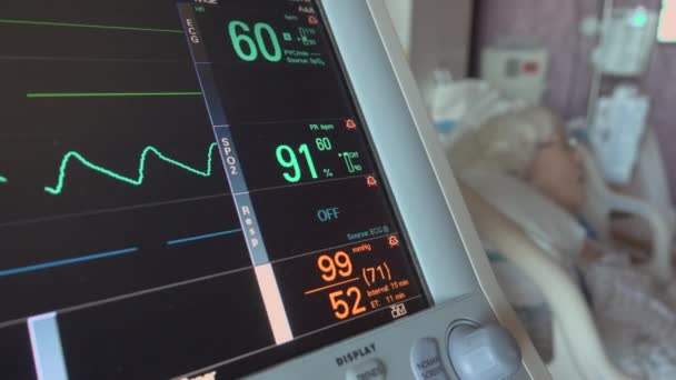 Quick pan to a heart monitor — Stock Video