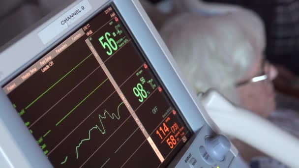 Monitorare il monitoraggio di una frequenza cardiaca delle donne — Video Stock