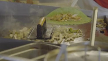 Bir soba üstünde tavuk fajita ve soğan dilimlenmiş