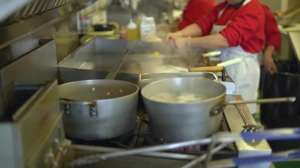 Cozinheiros de ordem curta em uma deli ocupado — Vídeo de Stock