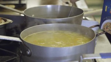 Tencereye ticari bir ocakta çorba