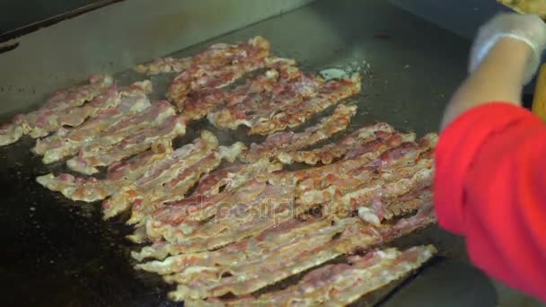 Enorm mängd bacon stekning på en deli spis — Stockvideo