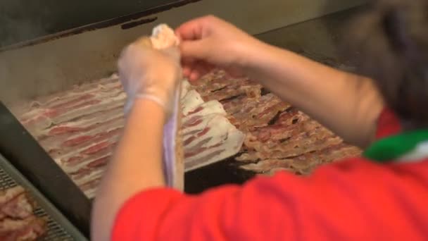 Rå bacon placeras på Stekhäll — Stockvideo