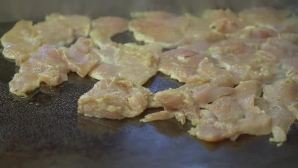 Close up de frango cru sendo cozido — Vídeo de Stock