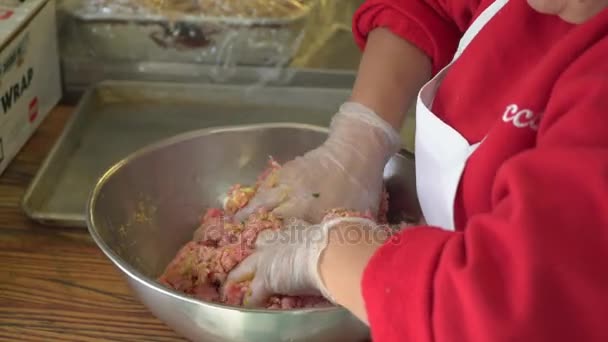 Cook prepara carne molida para albóndigas — Vídeo de stock