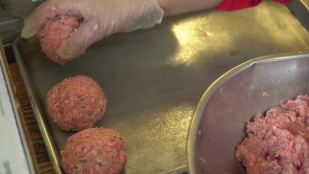 Tres albóndigas crudas en una sartén — Vídeos de Stock