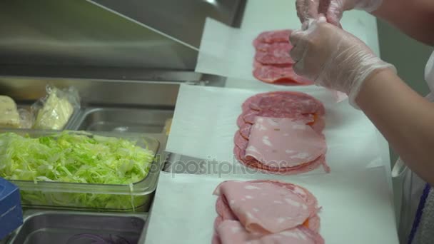 Carne en rodajas para varios sándwiches — Vídeo de stock