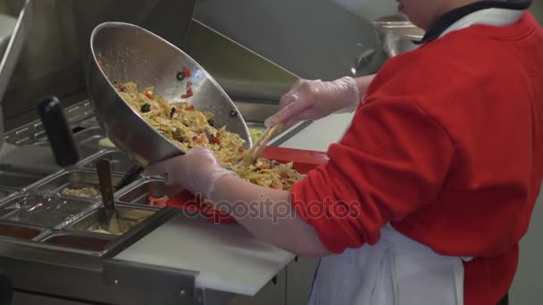 Salada de macarrão a ser banhada para venda — Vídeo de Stock