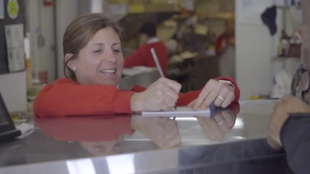 Žen v podnikání vlastníka zapíše objednávku odběratele — Stock video
