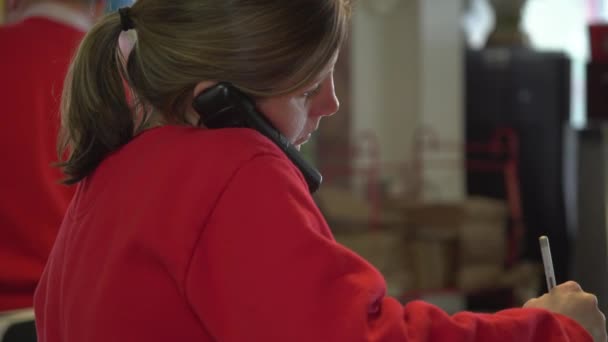 Femme propriétaire d'entreprise prend une commande par téléphone 