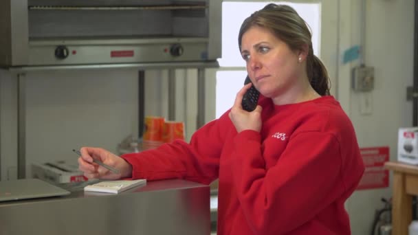 Kvinnliga ägare behandlar kunden service problem — Stockvideo