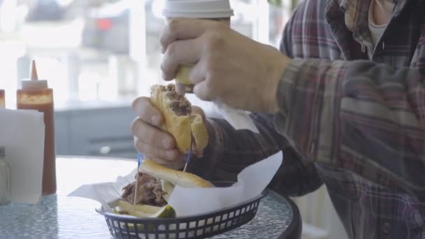 El hombre come un almuerzo deli — Vídeo de stock