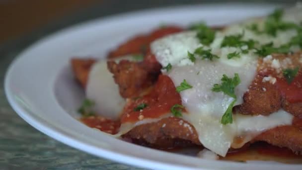 Итальянское блюдо с курицей и сыром — стоковое видео