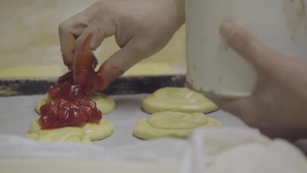 Baker pone la cobertura de frutas en danés — Vídeo de stock