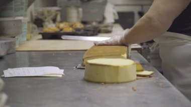 Pastacı keser ve özel bir kek hazırlar