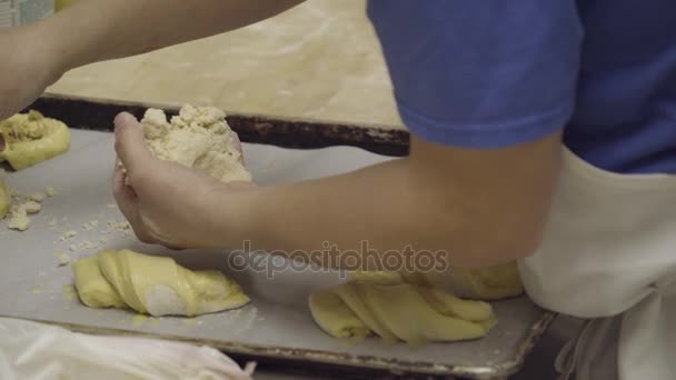 Baker menambahkan remah topping ke kue-kue — Stok Video