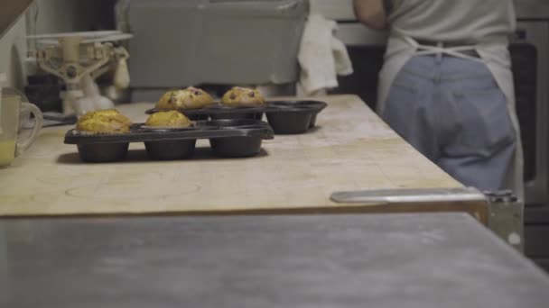 Två burkar av nybakade muffins — Stockvideo