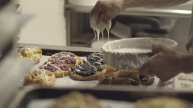 Buzlanma kurabiye toplu işlemindeki yerleştirerek Baker