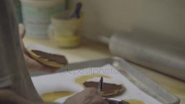 Baker çikolata kumlama Napoleon çerezleri için ekler.