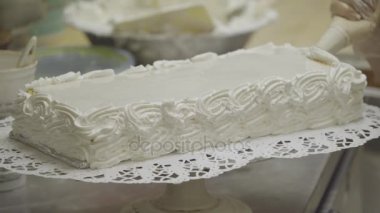 Süslü el yapımı kek dekore edilmiş