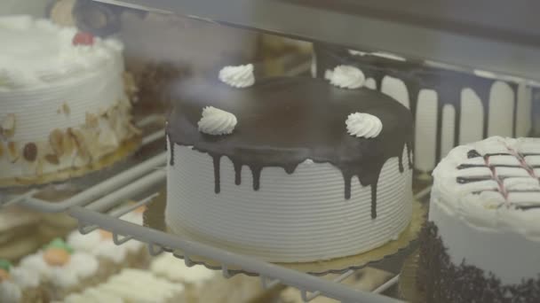 Splendide torte fatte a mano in un caso — Video Stock