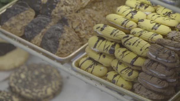 Μπισκότα βουτύρου τύπου spritz γεμάτο με σοκολατάκια — Αρχείο Βίντεο