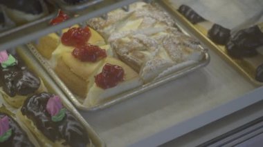 Küçük el yapımı cheesecakes durumda içine yerleştirilen