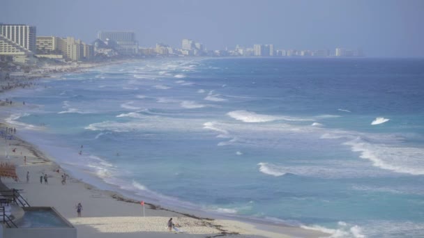 Strong waves on the shore of Cancun — Stock Video