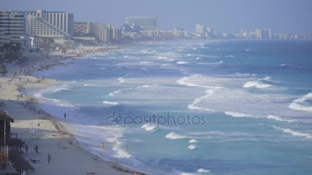 Hrubé vlny ránu do Cancúnu pláže — Stock video