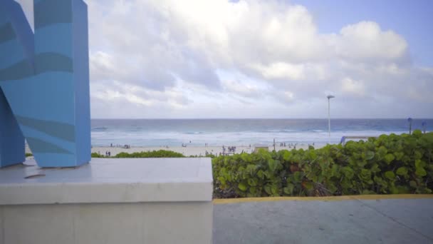 Links pan van de Cancun-teken op het strand — Stockvideo