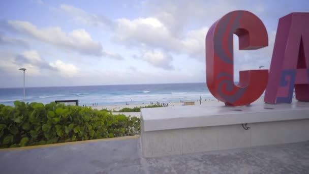 Rätt stekpanna på Cancun skylten på stranden — Stockvideo