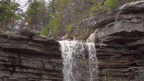 El agua se derrama de la parte superior de Awosting Falls — Vídeo de stock