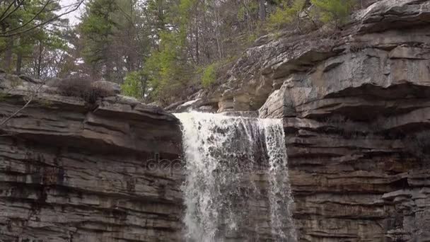 Schwenk nach unten von atemberaubenden Stürzen — Stockvideo