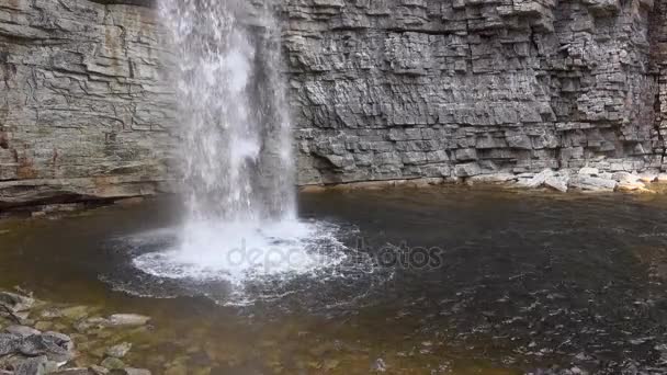 Бассейн под удивительным водопадом — стоковое видео