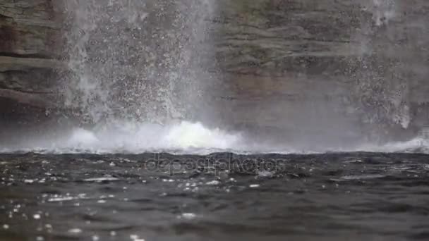 Αργή κίνηση νερού συντρίβεται από έναν καταρράκτη — Αρχείο Βίντεο