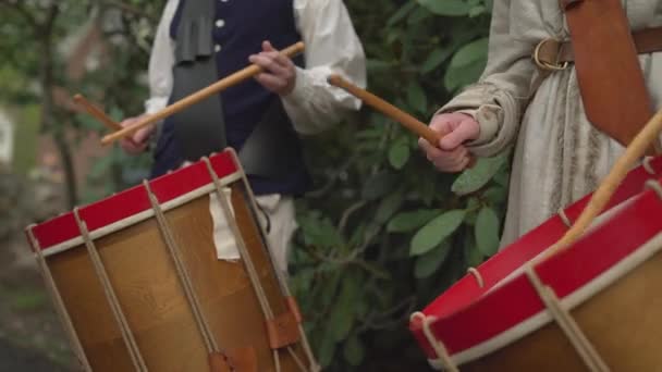 Revolutionary War drummers prepare for battle — Stock Video