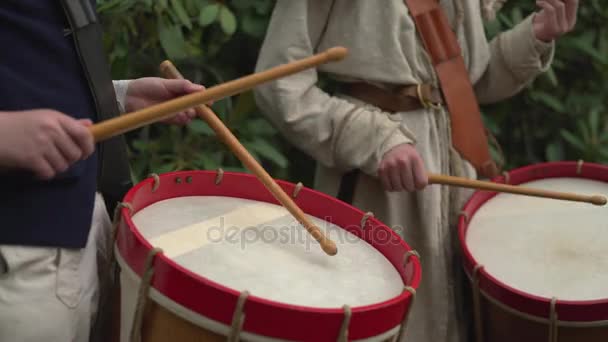 Revolutionary War drummers before the battle — Stock Video