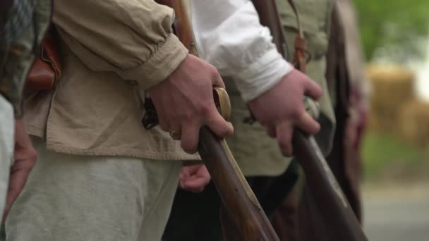 Солдаты Войны за независимость держат мушкеты — стоковое видео