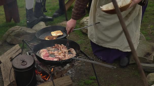 Revolutionary War era food being prepared — Stock Video