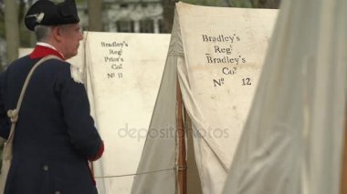 Devrimci Savaş Komutanı girer ve çadır çıkar