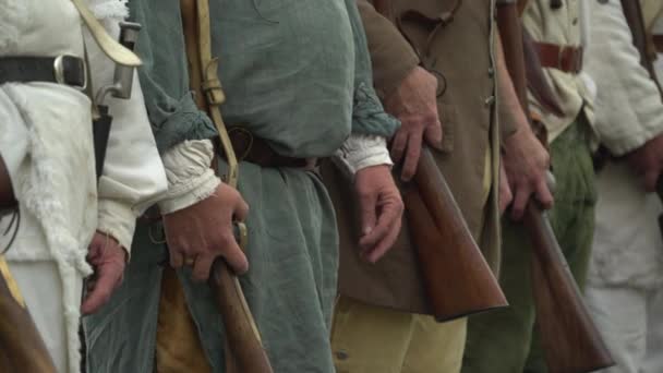 Revoluční války éry amerických vojáků v pozoru — Stock video