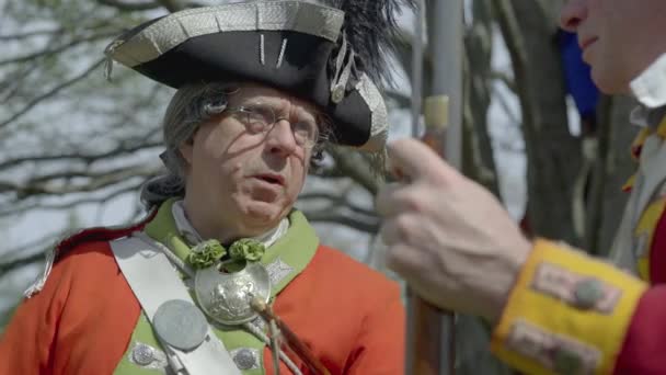 Revolutionary War commander speaks with officer — Stock Video